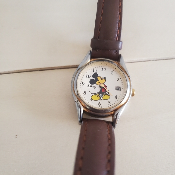 Disney Mickey Mouse vintage Watch brown leather band - Picture 4 of 8